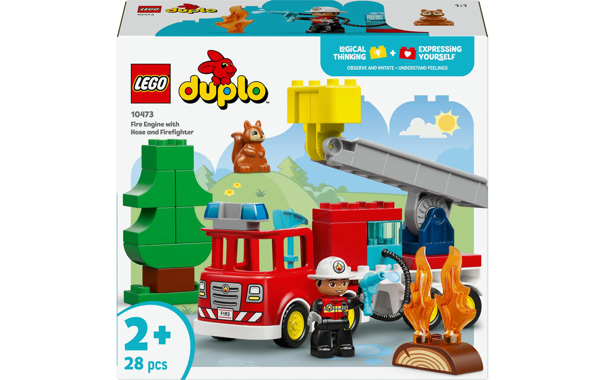 Löschauto mit Schlauch und Feuerwehrmann