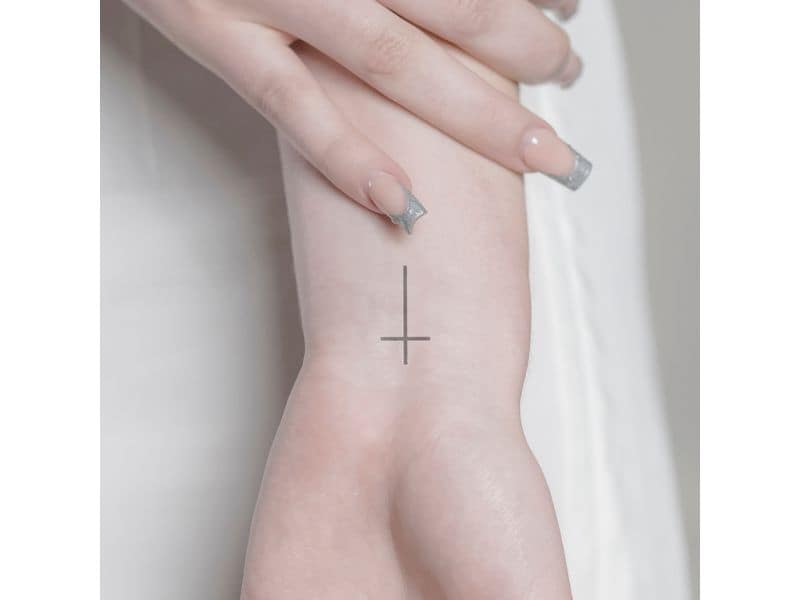 minink | Tattoo kleines Kreuz | Grösse: S (2.0 cm x 4.0 cm)