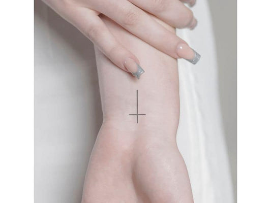 minink | Tattoo kleines Kreuz | Grösse: S (2.0 cm x 4.0 cm)