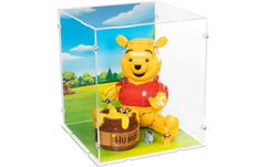 iDisplayit | Acryl-Display LEGO 43300 Winnie Puuh | Mit Hintergrundbild & weissem Boden