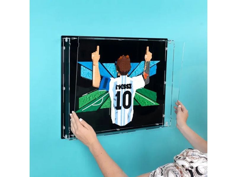 iDisplayit | Acryl-Wand-Display LEGO 43018 Messi | Torjubel - Mit schwarzem Hintergrund