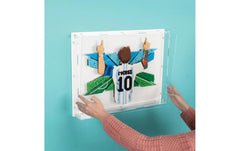 iDisplayit | Acryl-Wand-Display LEGO 43018 Lionel Messi | Torjubel Mit weissem Hintergrund