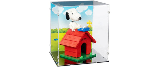 iDisplayit | Acryl-Display LEGO 21368 Peanuts Snoopys | Mit Hintergrundbild & schwarzem Boden