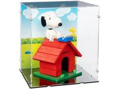 iDisplayit | Acryl-Display LEGO 21368 Peanuts Snoopys | Mit Hintergrundbild & schwarzem Boden