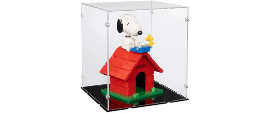 iDisplayit | Acryl-Display LEGO 21368 Peanuts Snoopys | Mit schwarzem Boden